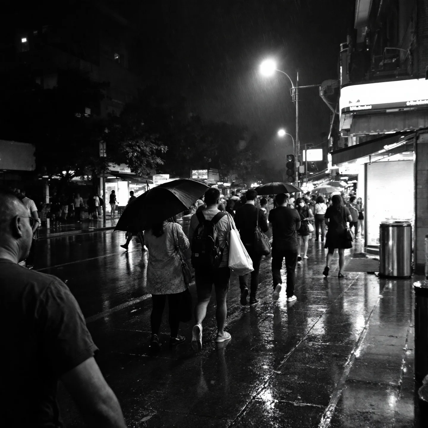 AI 创作的黑白摄影风格雨夜街景